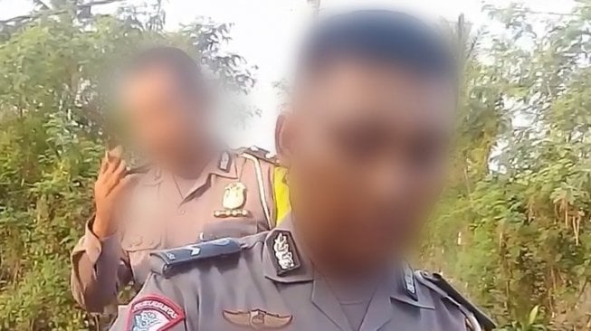 Gagal Paham, Pemobil Ditilang Polisi Saat Parkir di Toko Akseosri Mobil