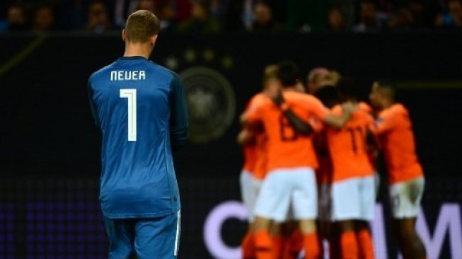 Reaksi kiper Jerman Manuel Neuer setelah gawangnya dibobol oleh pemain Belanda Frenkie De Jong dalam laga Kualifikasi Piala Eropa 2020 Grup C di Hamburg. PATRIK STOLLARZ / AFP