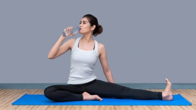 Ilustrasi: Saat olahraga penuhi cairan tubuh dengan memperbanyak minum air agar tak dehidrasi. (Shutterstock)