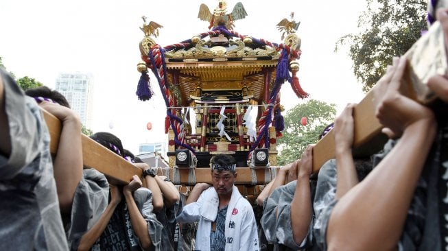 Sejumlah peserta mengikuti parade "Mikoshi" saat pagelaran Jak-Japan Matsuri 2019 di Parkir Tenggara, kompleks Gelora Bung Karno (GBK), Senayan, Jakarta, Sabtu (7/9). [ANTARA FOTO/M Risyal Hidayat]
