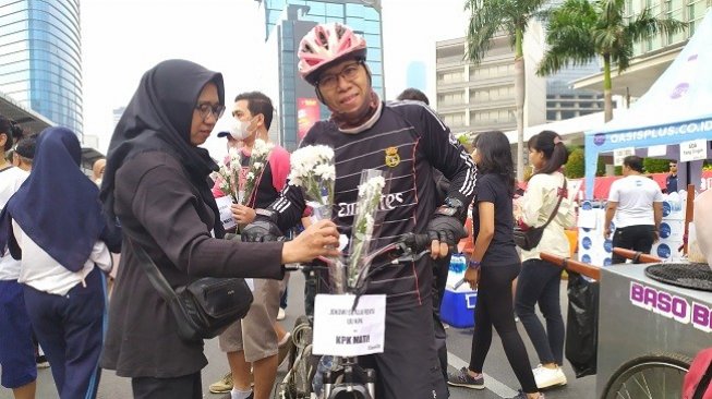 Tolak RUU, Pegawai KPK Bagi-bagi Mawar Putih di Car Free Day