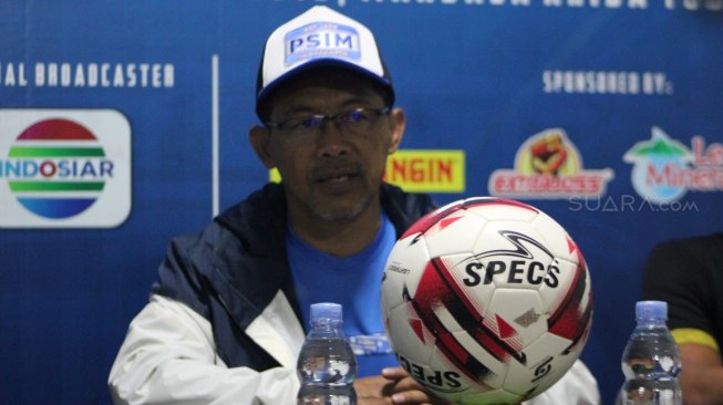Pelatih PSIM Yogyakarta, Aji Santoso, saat memberikan keterangan pers di Stadion Mandala Krida, Sabtu (08/9/2019).