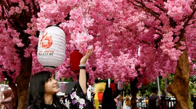 Seorang pengunjung dengan mengenakan pakaian tradisional Jepang (Kimono) berpose saat pagelaran Jak-Japan Matsuri 2019 di Parkir Tenggara, Kawasan Gelora Bung Karno (GBK), Senayan, Jakarta, Sabtu (7/9).[ANTARA FOTO/M Risyal Hidayat]