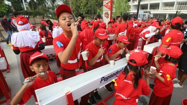 Sejumlah siswa Sekolah Dasar menyikat gigi bersama dalam gerakan Indonesia Tersenyum di Bulan Kesehatan Gigi Nasional (BKGN) 2019 di Jakarta, Sabtu (7/9). [Suara.com/Arya Manggala]