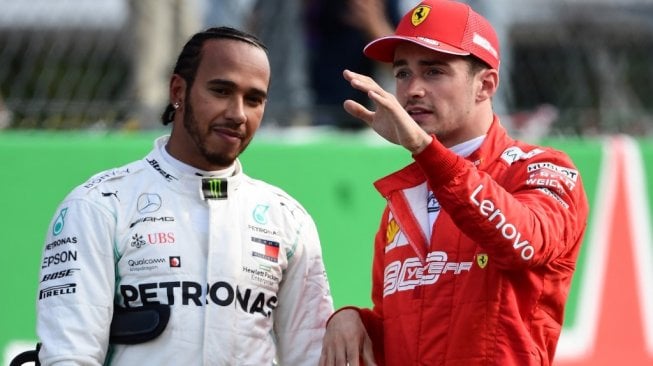 Pebalap Ferrari, Charles Leclerc (kanan) berbincang dengan pebalap Mercedes, Lewis Hamilton pasca melakoni sesi kualifikasi F1 GP Italia di Sirkuit Monza, Sabtu (7/9/2019) malam WIB. [Miguel MEDINA / AFP]