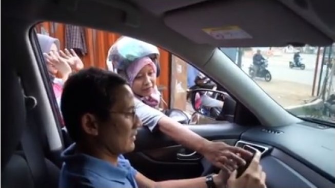 Cerita Sandiaga Dicegat Emak-Emak Naik Motor Saat ke Bandara: Ampun!