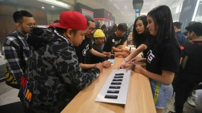 Sales Promotion Girl (SPG) dari STIG menunjukkan salah satu produk pada acara Vape Fair 2019 di JCC, Jakarta, Minggu (8/9). STIG Vape merupakan POD sekali pakai yang dirancang khusus sebagai alternatif yang bermanfaat bagi perokok konvensional. [Suara.com/Arya Manggala]