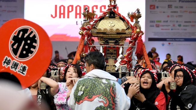 Sejumlah peserta mengikuti parade "Mikoshi" saat pagelaran Jak-Japan Matsuri 2019 di Parkir Tenggara, kompleks Gelora Bung Karno (GBK), Senayan, Jakarta, Sabtu (7/9). [ANTARA FOTO/M Risyal Hidayat]
