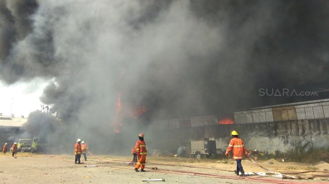 Gudang perlengkapan kendaraan bermotor di Margomulyo Indah Blok A Nomor 20, Surabaya terbakar. (Suara.com/Dimas Angga Perkasa)