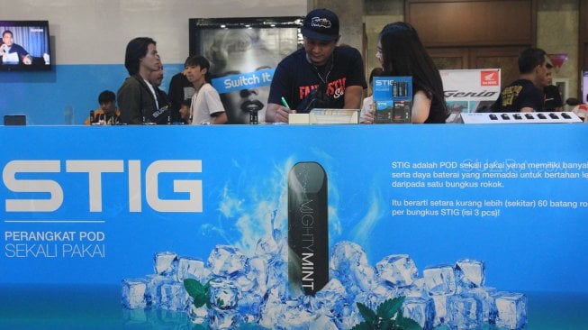 Pengunjung meramaikan acara "Vape Fair" di JCC, Jakarta, Sabtu (7/9). (Suara.com/Angga Budhiyanto)