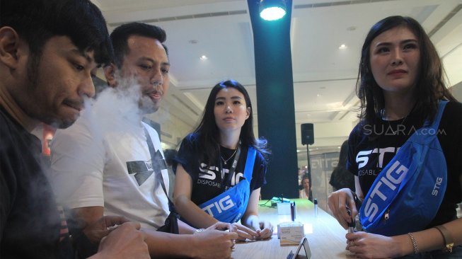 Pengunjung melihat produk Stig pada acara "Vape Fair" di JCC, Jakarta, Sabtu (7/9). (Suara.com/Angga Budhiyanto)