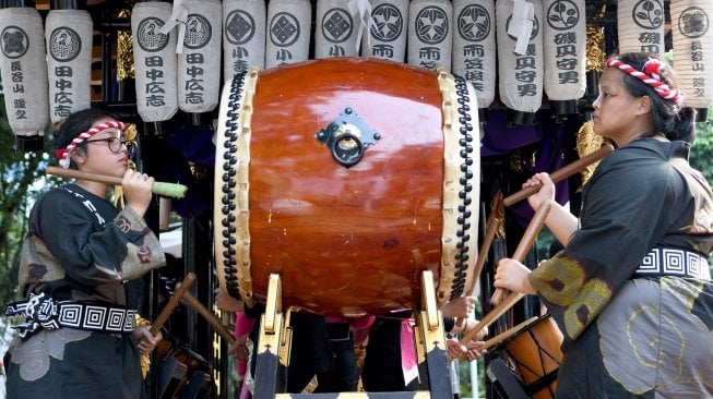 Sejumlah peserta mengikuti parade "Mikoshi" saat pagelaran Jak-Japan Matsuri 2019 di Parkir Tenggara, kompleks Gelora Bung Karno (GBK), Senayan, Jakarta, Sabtu (7/9). [ANTARA FOTO/M Risyal Hidayat]
