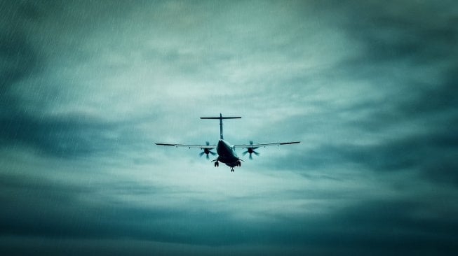 Ilustrasi Pesawat dalam Badai (pixabay/Finmiki)