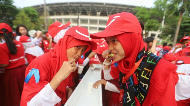 Sejumlah siswa Sekolah Dasar menyikat gigi bersama dalam gerakan Indonesia Tersenyum di Bulan Kesehatan Gigi Nasional (BKGN) 2019 di Jakarta, Sabtu (7/9). [Suara,com/Arya Manggala]