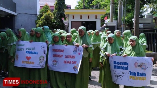 Peringati Hari Aksara, Siswi MI di Gresik Pawai Literasi ke Perpusda