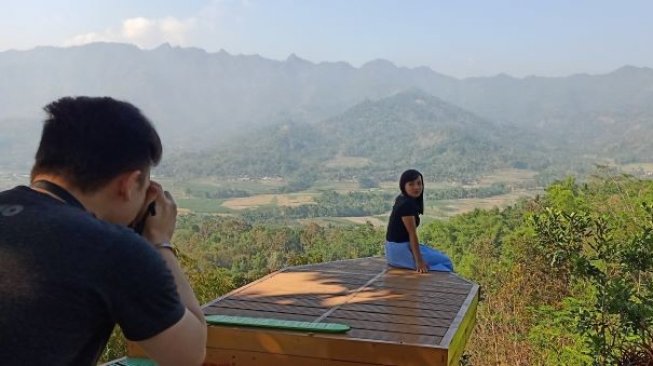 Wisatawan di Punthuk Setumbu, Magelang. (Suara.com/Silfa Humairah)