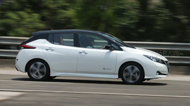 Sejumlah jurnalis mengendarai mobil listrik Nissan Leaf saat media test drive di Bridgestone Test Course, Karawang, Jawa Barat, Senin (9/9). [Suara.com/Arya Manggala]