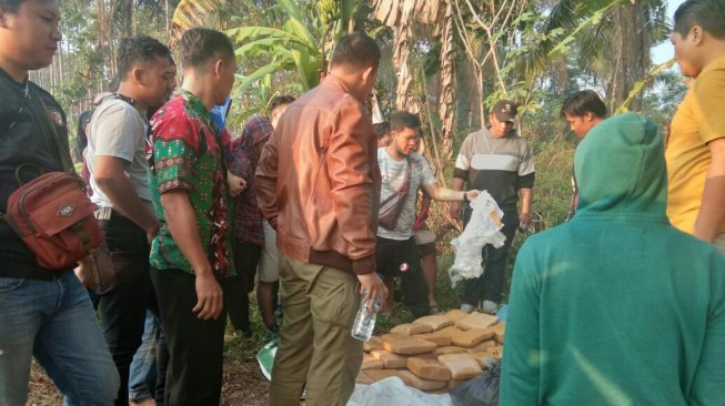 Polisi Sita Tiga Karung Ganja yang Disimpan di Dalam Septic Tank