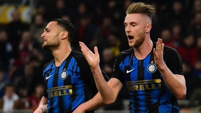 Bek tengah Inter Milan, Milan Skriniar (kanan). [Miguel MEDINA / AFP]