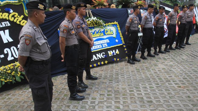 Kain hitam menutupi logo KPK di Gedung KPK Jakarta, Senin (9/9). (Suara.com/Angga Budhiyanto)