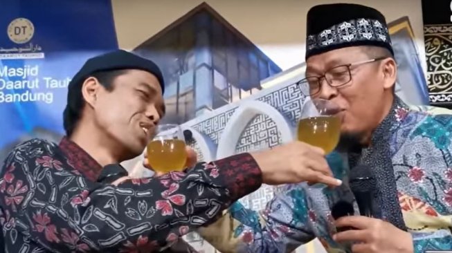 Viral, Aksi UAS dan Aa Gym Saling Suap Minuman saat Tausiah