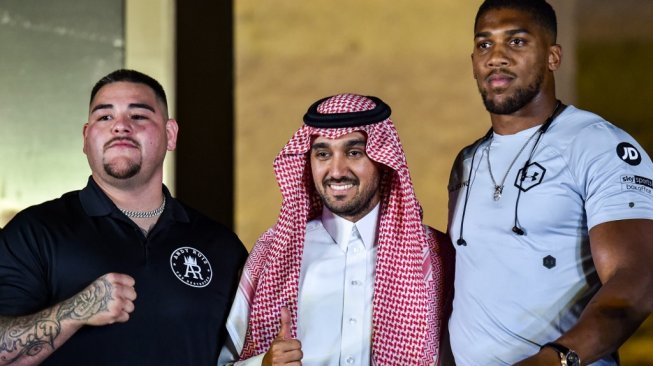 (Dari kiri) Juara dunia kelas berat WBA (Super), IBF, WBO, dan IBO Andy Ruiz Jr., Kepala Otoritas Olahraga Arab Saudi Pangeran Abdulaziz bin Turki, dan Anthony Joshua berfoto bersama usai konferensi pers di Diriyah, Arab Saudi, Rabu (4/9/2019). [AFP/Fayez Nureldine]