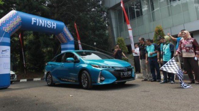 Kepala Pusat Penelitian Ilmu Pengetahuan dan Teknologi (PUSPIPTEK) Sri Setiawati (kanan) menyambut kedatangan mobil listrik Toyota Prius PHEV usai konvoi kendaraan listrik pada penutupan Indonesia Electric Motor Show (IEMS) 2019 di kawasan Puspiptek Serpong, Tangerang Selatan, Banten, Sabtu (7/9/2019). Kegiatan tersebut guna mensosialisasikan kendaraan listrik ke masyarakat [ANTARA FOTO/Muhammad Iqbal/aww].