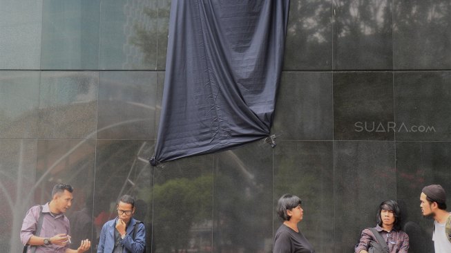 Kain hitam menutupi logo KPK di Gedung KPK Jakarta, Senin (9/9). (Suara.com/Angga Budhiyanto)