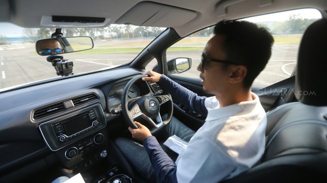 Sejumlah jurnalis mengendarai mobil listrik Nissan Leaf saat media test drive di Bridgestone Test Course, Karawang, Jawa Barat, Senin (9/9). [Suara.com/Arya Manggala]