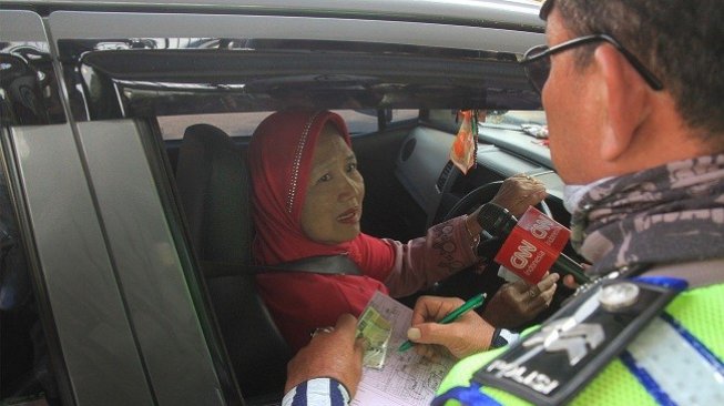 Hari pertama perluasan ganjil genap di Jakarta, Senin (9/9/2019). (Suara.com/Angga Budhiyanto)