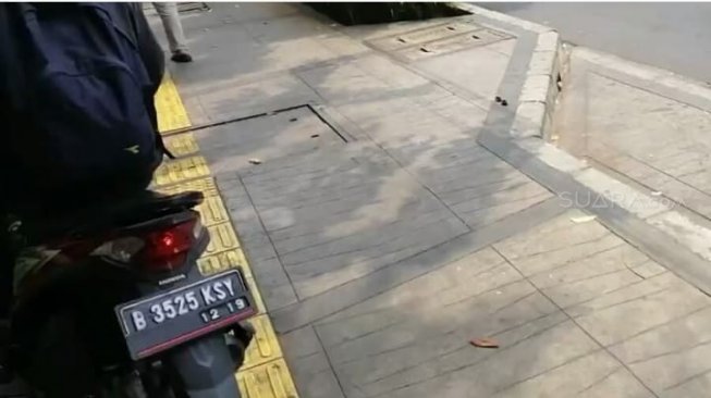 Pemotor arogan di Jalan Wahid Hashim, Jakarta. (@koalisipejalankaki)