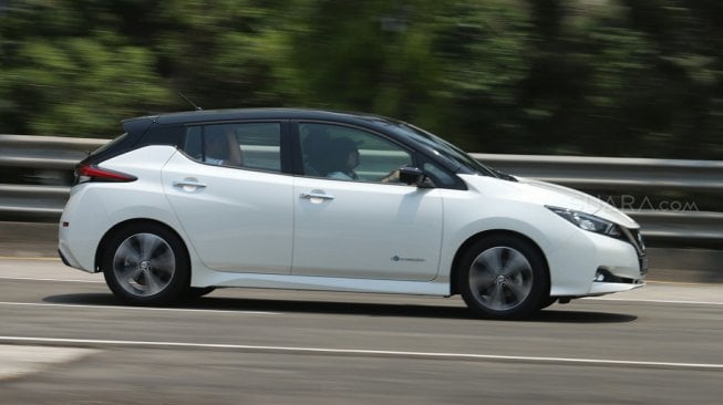 Sejumlah jurnalis mengendarai mobil listrik Nissan Leaf saat media test drive di Bridgestone Test Course, Karawang, Jawa Barat, Senin (9/9). [Suara.com/Arya Manggala]