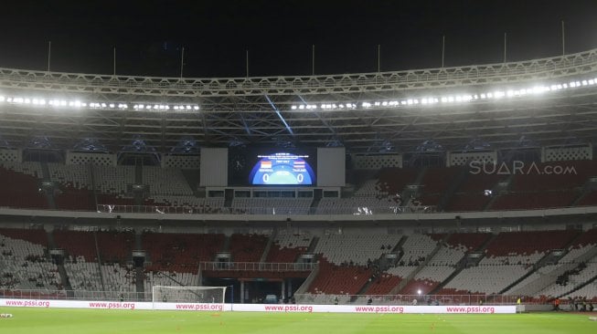 Suasana sepi jelang pertandingan Indonesia melawan Thailand dalam Kualifikasi Piala Dunia 2022 Zona Asia Grup G di Stadion Utama Gelora Bung Karno, Senayan, Jakarta, Selasa (10/9). [Suara.com/Arya Manggala]