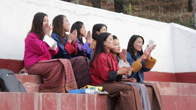 Para remaja putri Bhutan dalam sebuah perhelatan pernikahan di  Thimphu [Cherie (IG: never_stop_exploriiing, youtu.be/KS9tb5q3x2o)]