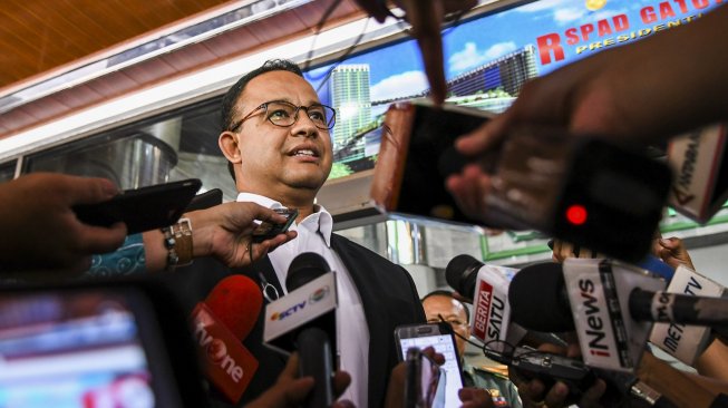 Gubernur DKI Jakarta Anies Baswedan (kiri) menjawab pertanyaan wartawan usai menjenguk Presiden ketiga RI BJ Habibie di Rumah Sakit Pusat Angkatan Darat (RSPAD), Jakarta, Selasa (10/9). [ANTARA FOTO/Galih Pradipta]