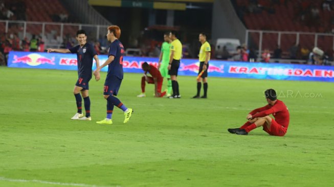 Pemain Timnas Indonesia bersalaman dengan pemain Timnas Thailand dalam Kualifikasi Piala Dunia 2022 Zona Asia Grup G di Stadion Utama Gelora Bung Karno, Senayan, Jakarta, Selasa (10/9). [Suara.com/Arya Manggala]