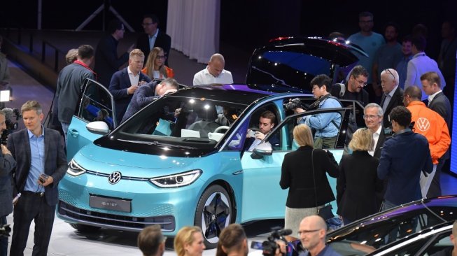 Logo baru mobil merek VW. [Tobias SCHWARZ / AFP