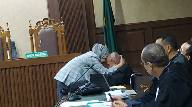 Dwitularsih Sukowati, saat mengusap air mata suaminya, Kivlan Zen saat menjalani sidang perdana kasus kepemilikan senjata api ilegal di PN Jakarta Pusat, Selasa (10/9/2019). (M. Yasir).