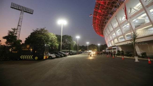 Suasana sepi jelang pertandingan Indonesia melawan Thailand dalam Kualifikasi Piala Dunia 2022 Zona Asia Grup G di Stadion Utama Gelora Bung Karno, Senayan, Jakarta, Selasa (10/9). [Suara.com/Arya Manggala]