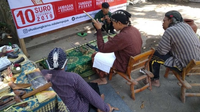 Proses penjamasan pusaka di Pojok Ndalem Kediri. [Suara.com/Agus H]