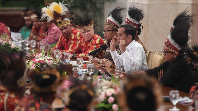 Jokowi Akan Paksa BUMN Pekerjakan 1.000 Mahasiswa Papua yang Baru Lulus