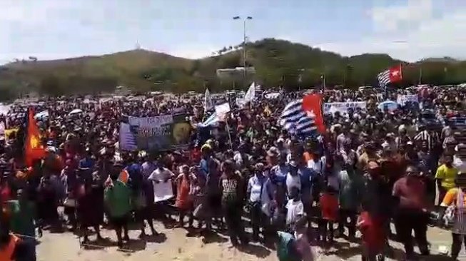 Ribuan orang Papua Nugini berbaris melalui Port Moresby untuk mengecam sikap rasis terhadap warga Papua di sejumlah daerah Indonesia, serta mendukung kebebasan Papua Barat, Selasa (10/9/2019). [Twitter/RNZ]