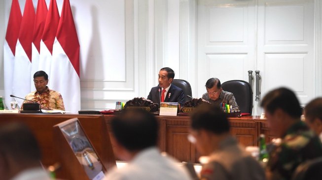 Presiden Joko Widodo (Jokowi/tengah) didampingi Wakil Presiden Jusuf Kalla (kanan) memimpin rapat terbatas terkait persiapan penyelenggaraan PON 2020 dan Peparnas di Kantor Presiden, Jakarta, Senin (26/8/2019). [Antara/Akbar Nugroho Gumay]