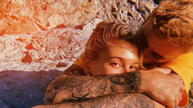 Justin Bieber dan Hailey Baldwin kencan romantis di pantai. (Instagram/@haileybieber)