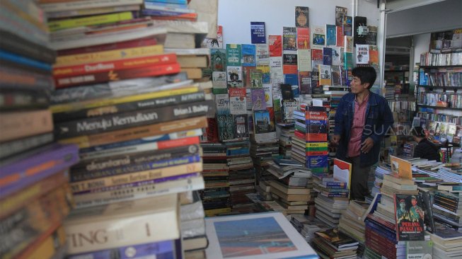 Suasana Pasar Buku Kenari yang masih sepi pengunjung di Jakarta, Selasa (10/9). [Suara.com/Angga Budhiyanto]