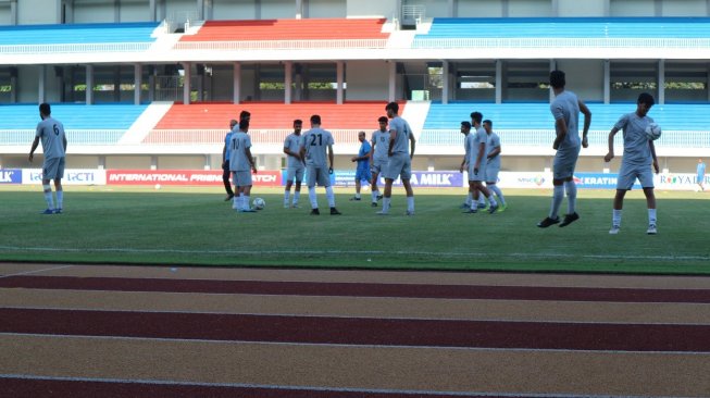 Timnas Iran U-19 menjalani latihan sebelum menghadapai Timnas Indonesia U-19 pada laga uji coba internasional di Stadion Mandala Krida, Yogyakarta, Selasa (10/9/2019). (Muhammad Ilham Baktora/Suara.com)