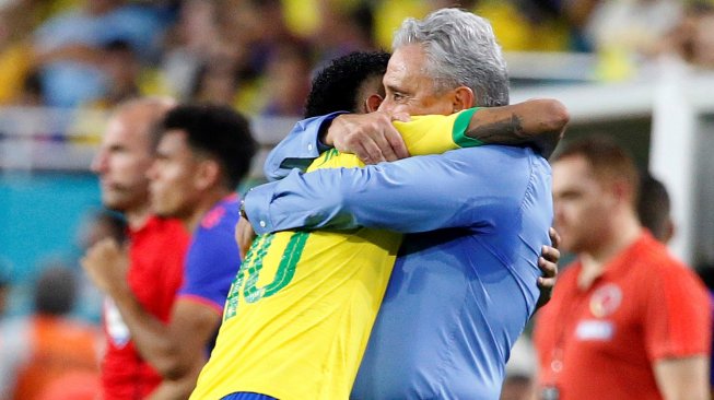 Bintang Brasil Neymar Jr. (kiri) merayakan golnya ke gawang Kolombia dengan pelatih Brasil Tite saat laga uji coba di Hard Rock Stadium in Miami, Florida. RHONA WISE / AFP