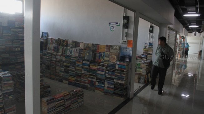 Suasana Pasar Buku Kenari yang masih sepi pengunjung di Jakarta, Selasa (10/9). [Suara.com/Angga Budhiyanto]