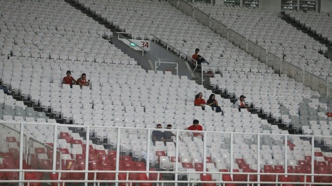 Suasana sepi jelang pertandingan Indonesia melawan Thailand dalam Kualifikasi Piala Dunia 2022 Zona Asia Grup G di Stadion Utama Gelora Bung Karno, Senayan, Jakarta, Selasa (10/9). [Suara.com/Arya Manggala]