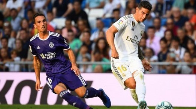 James Rodriguez (kanan) saat memperkuat Real Madrid menghadapi Real Valladolid dalam lanjutan La Liga di Santiago Bernabeu stadium. GABRIEL BOUYS / AFP